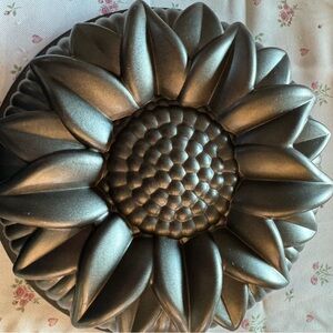 Williams Sonoma Nordic Ware sunflower Bundt cake pan